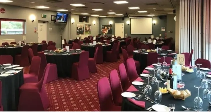 Khu vực dịch vụ khách sạn Mayo Wynne Baxtor tại Broadfield Stadium, mang đến trải nghiệm VIP cho người hâm mộ Crawley Town.