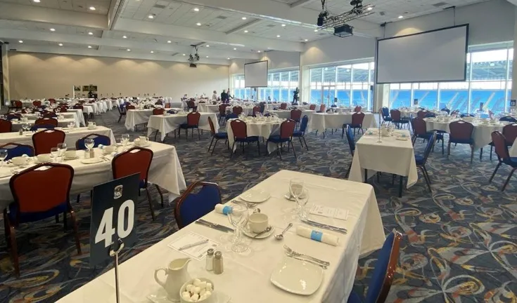 Khu vực đón tiếp khách VIP tại Sân vận động Coventry Building Society Arena, minh họa dịch vụ khách sạn đẳng cấp.