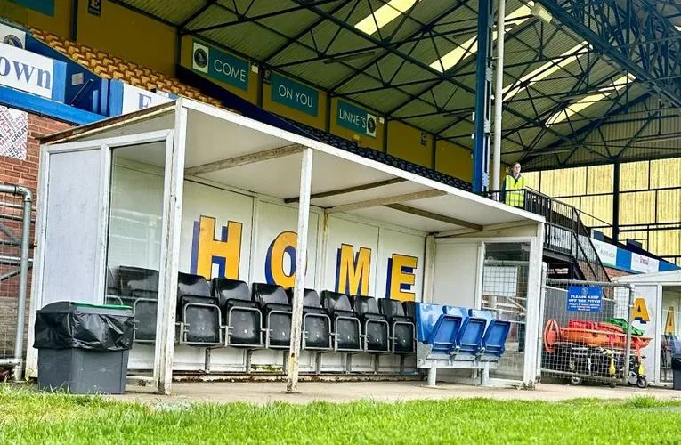 Khu vực dugout (ghế dự bị) của sân The Walks, nơi ban huấn luyện King's Lynn Town FC chỉ đạo trận đấu