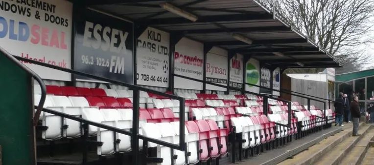 Khu vực ghế ngồi khán đài tại sân Hornchurch Stadium