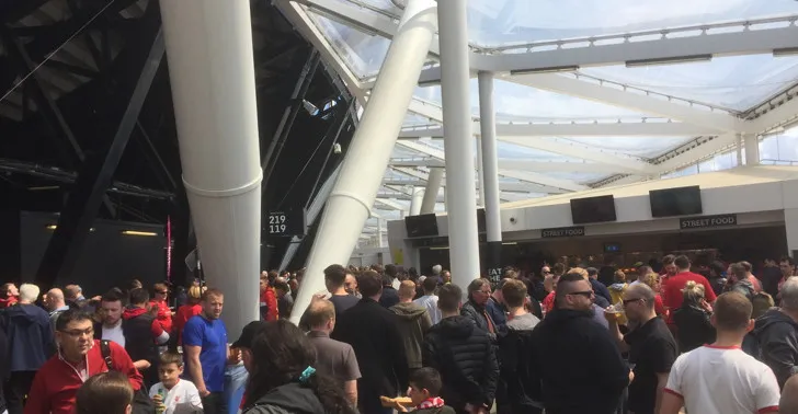 Khu vực hành lang concourse dành cho cổ động viên đội khách tại London Stadium