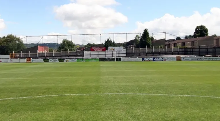 Khu vực khán đài Bath End sau khung thành tại sân Twerton Park, dành cho cổ động viên nhà.