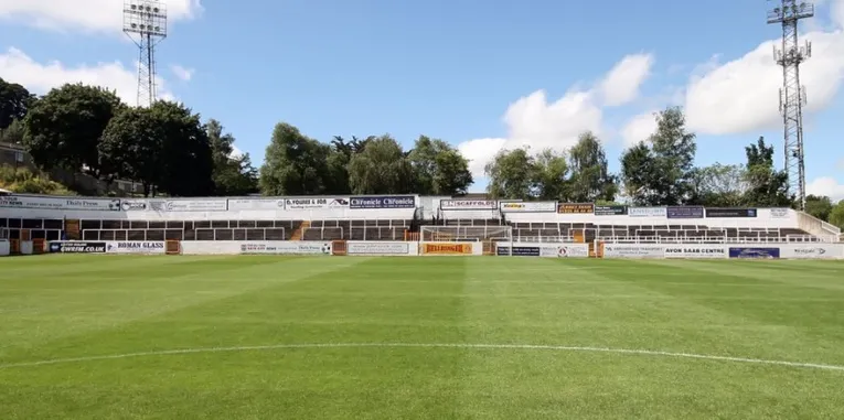 Khu vực khán đài Bristol End tại Twerton Park, dành riêng cho các cổ động viên đội khách.