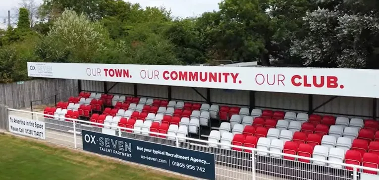 Khu vực khán đài có mái che tại sân St James Park, Brackley, cung cấp chỗ ngồi cho người hâm mộ trong mọi điều kiện thời tiết.