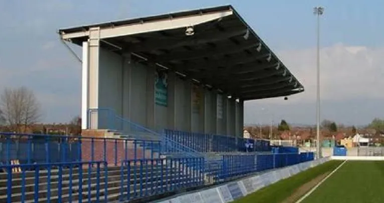 Khu vực khán đài đứng của sân Tameside, Curzon Ashton FC