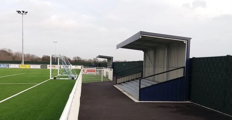 Khu vực khán đài đứng dành cho người hâm mộ tại sân vận động Parkside của Aveley FC.