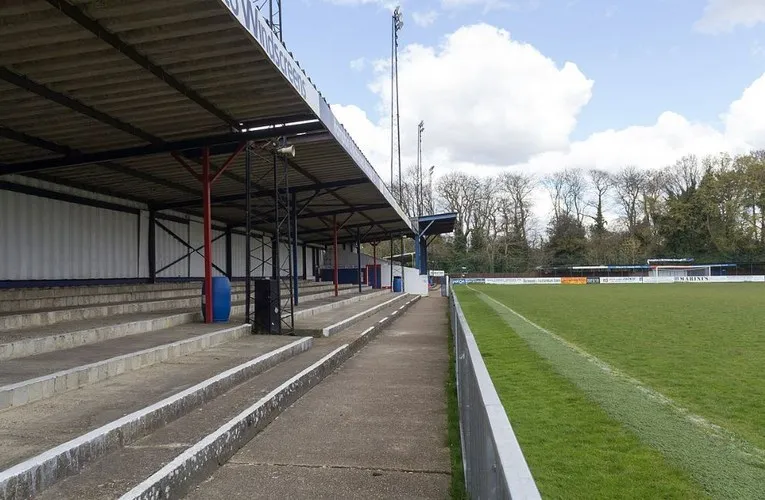 Khu vực khán đài đứng (terraces) tại Beveree Stadium, nơi cổ động viên Hampton &amp; Richmond Borough hòa mình vào trận đấu