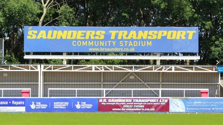 Khu vực khán đài đứng (terraces) tại sân Cherrywood Road, nơi cổ động viên Farnborough FC cuồng nhiệt cổ vũ