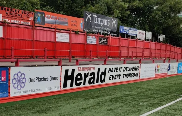 Khu vực khán đài đứng (terraces) tại The Lamb Ground, nơi cổ động viên Tamworth FC cuồng nhiệt cổ vũ.