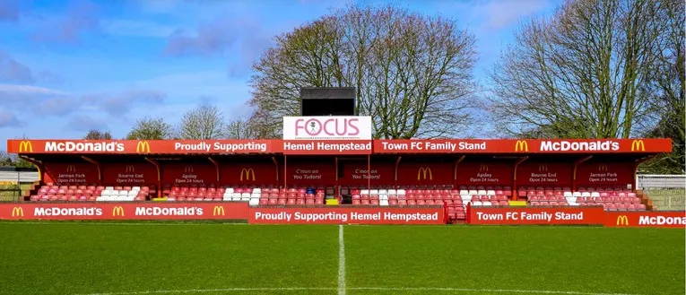 Khu vực khán đài gia đình (Family Stand) tại sân Vauxhall Road, nơi cổ động viên có thể thoải mái theo dõi trận đấu.