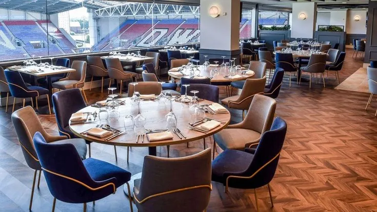 Khu vực phòng chờ VIP (Hospitality Lounge) sang trọng tại DW Stadium