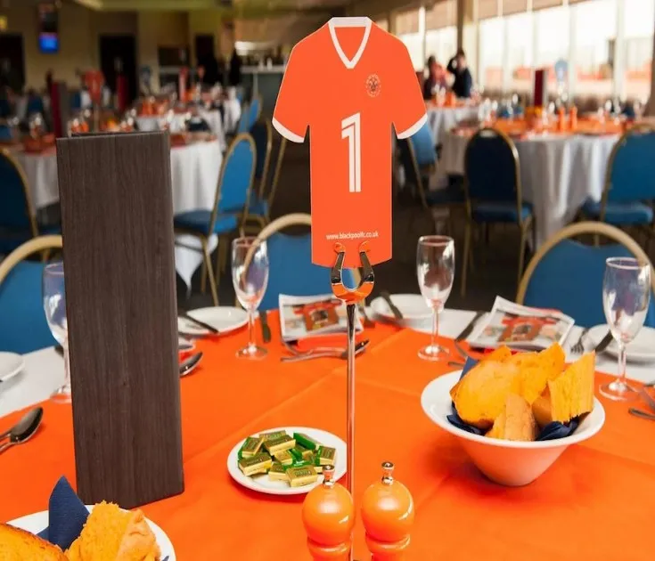 Khu vực phòng chờ VIP tại sân vận động Bloomfield Road, thể hiện không gian sang trọng và các dịch vụ hospitality đẳng cấp dành cho người hâm mộ muốn trải nghiệm bóng đá Anh một cách đặc biệt.