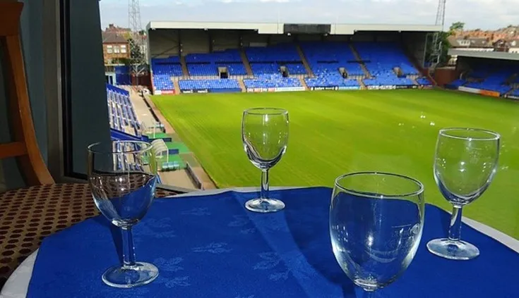 Khu vực tiếp đón khách và quầy bar sang trọng tại Prenton Park, dành cho dịch vụ hiếu khách của Tranmere Rovers