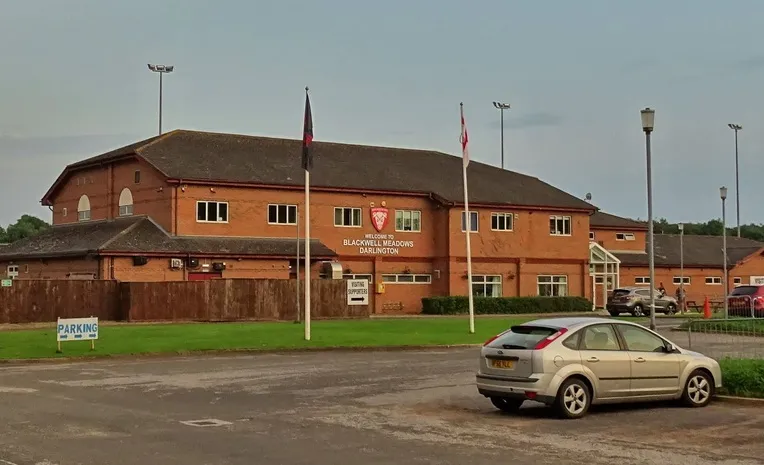 Khung cảnh bên ngoài sân vận động Blackwell Meadows, cho thấy kiến trúc hiện đại.