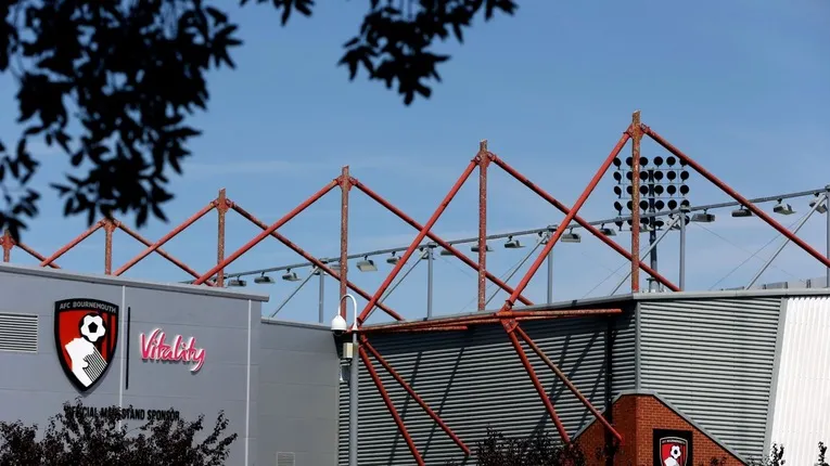 Khung cảnh bên ngoài sân vận động Vitality Stadium, cho thấy kiến trúc hiện đại của sân.