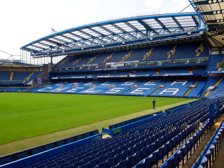 Khung cảnh bên trong sân vận động Stamford Bridge, cho thấy khán đài và mặt sân được chăm sóc tỉ mỉ