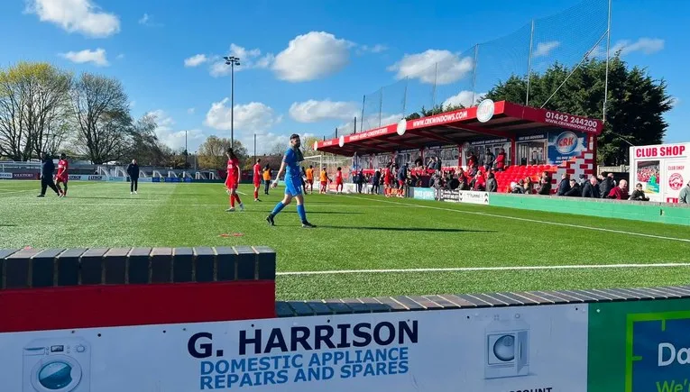 Khung cảnh khán đài sau cầu môn tại sân Vauxhall Road trong một ngày thi đấu của Hemel Hempstead Town FC.