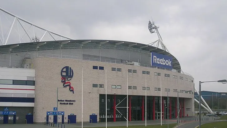 Khung cảnh ngoại thất của sân Toughsheet Community Stadium, tiền thân là Reebok Stadium, một biểu tượng của Bolton Wanderers