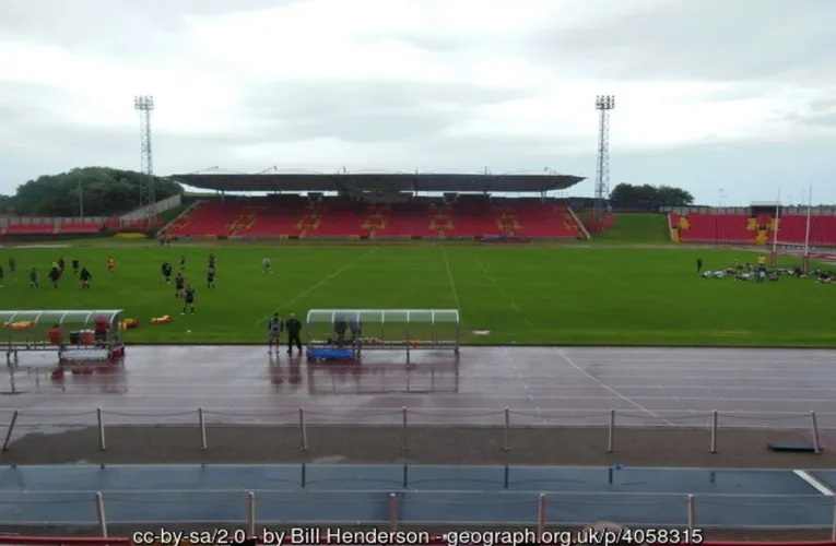 Khung cảnh nhìn từ khán đài sân Gateshead International Stadium, với đường chạy điền kinh bao quanh sân bóng