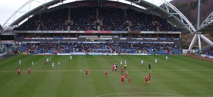 Khung cảnh nhìn từ khán đài sân John Smith's Stadium