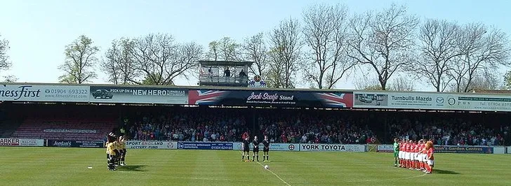 Khung cảnh trước trận đấu tại sân Bootham Crescent.