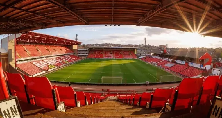 Khung cảnh từ khán đài Oakwell Stadium nhìn ra sân đấu, cho thấy tầm nhìn rộng lớn cho người hâm mộ