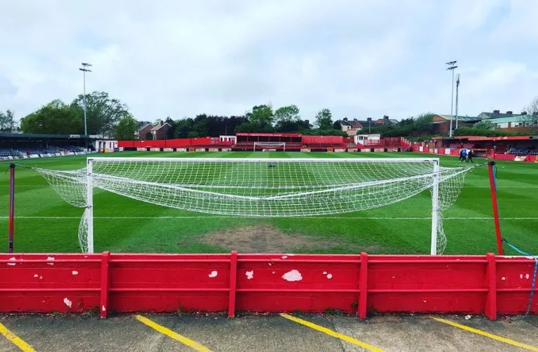 Khung thành và khán đài phía sau cầu môn tại sân Impact Arena
