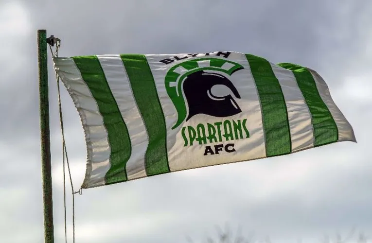 Lá cờ Blyth Spartans tung bay tại sân vận động Croft Park, thể hiện tinh thần &quot;Đội quân Xanh&quot;