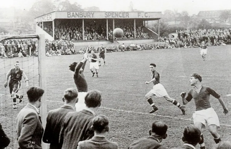 Lịch sử câu lạc bộ Banbury United qua các giai đoạn phát triển.