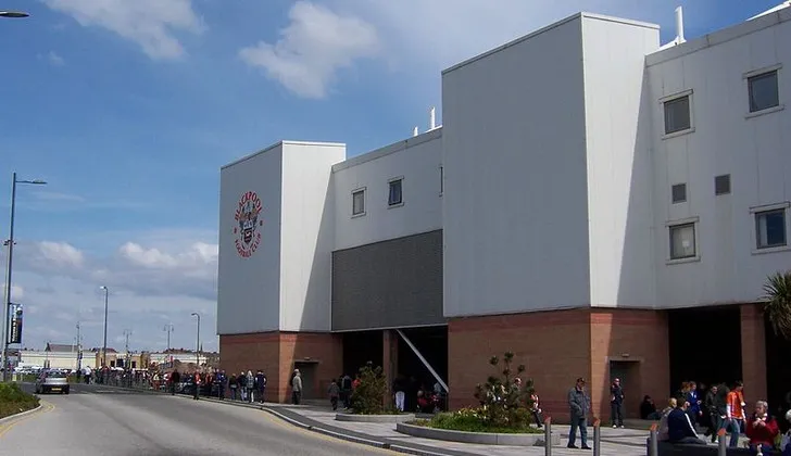 Lối vào chính của sân vận động Bloomfield Road, nơi chào đón người hâm mộ đến với những trận đấu sôi động của Blackpool FC, với kiến trúc hiện đại.