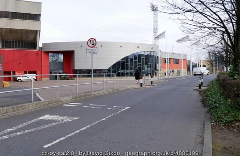 Lối vào chính của sân vận động Gateshead International Stadium, chào đón người hâm mộ