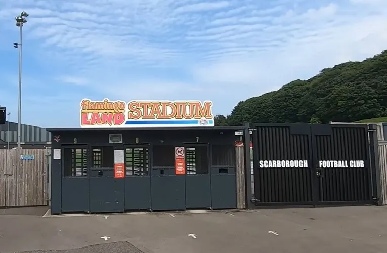 Lối vào chính của sân vận động Scarborough Sports Village, chào đón người hâm mộ