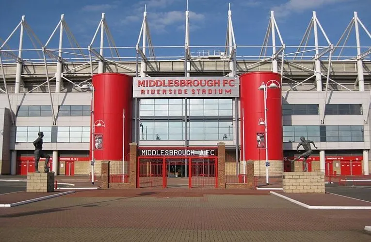 Lối vào chính hoành tráng của sân vận động Riverside, chào đón người hâm mộ Middlesbrough