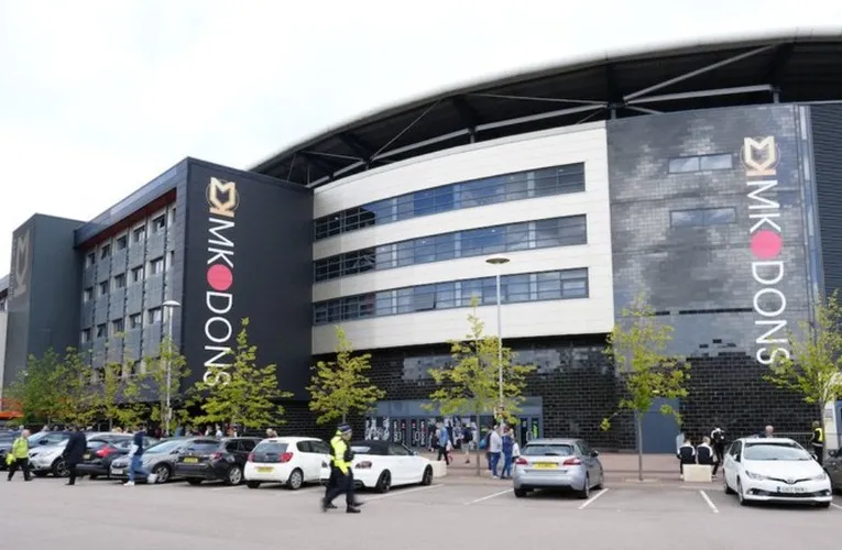 Lối vào chính hoành tráng của Stadium MK, chào đón khán giả và du khách