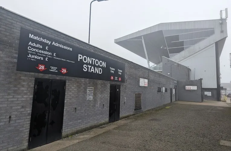 Lối vào khán đài Pontoon tại sân Blundell Park, một trong những khán đài đặc trưng của sân.
