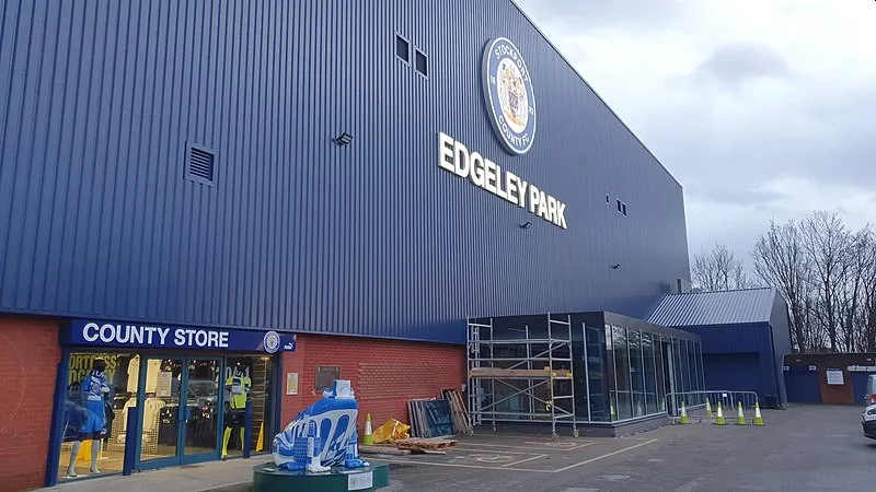 Mặt ngoài khán đài Cheadle End và cửa hàng bán đồ lưu niệm tại sân Edgeley Park