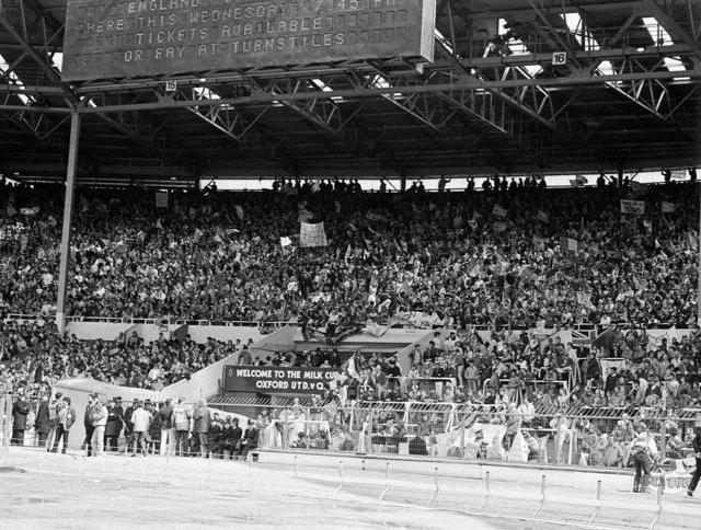 Một góc khán đài của Sân vận động Wembley cũ, mang dấu ấn lịch sử bóng đá Anh