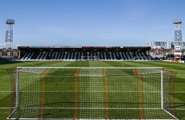 Một khán đài phía sau khung thành tại sân Blundell Park, thường dành cho các cổ động viên.