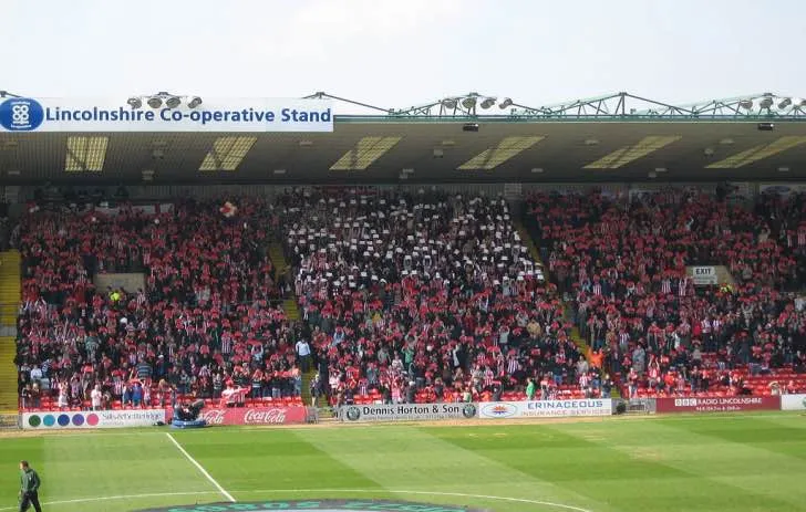 Người hâm mộ Lincoln City đang cùng nhau tạo một bức tranh ghép nghệ thuật tại Sincil Bank, thể hiện sự gắn kết và tình yêu dành cho đội bóng.