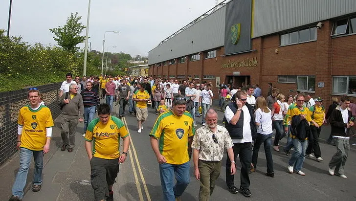 Người hâm mộ Norwich City tiến về sân Carrow Road