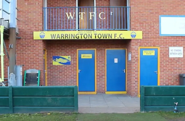 Nhà câu lạc bộ tại sân Cantilever Park của Warrington Town FC, một phần kiến trúc đặc trưng của sân bóng đá hạng dưới Anh.