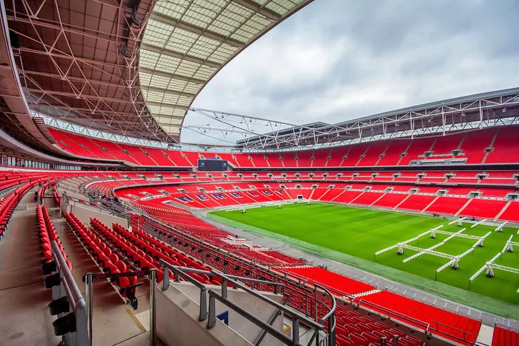 Nội thất bên trong Sân vận động Wembley nhìn từ khán đài, thể hiện sức chứa khổng lồ