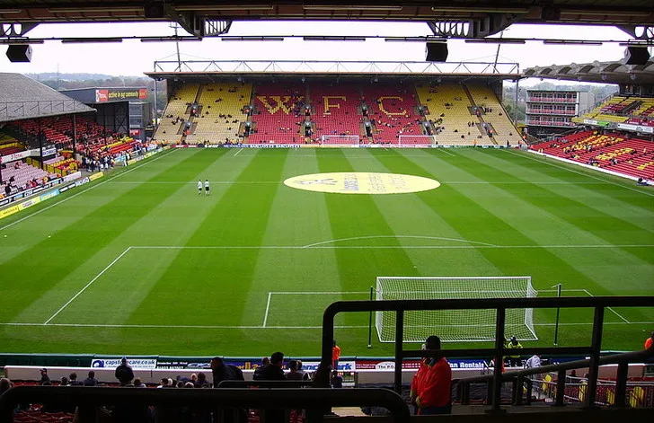Nội thất sân Vicarage Road vào năm 2010 với thiết kế ban đầu