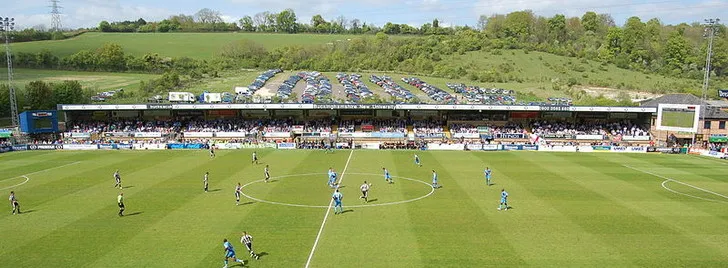 Pha tranh chấp quyết liệt trong trận đấu giữa Wycombe Wanderers và Notts County tại sân nhà Adams Park
