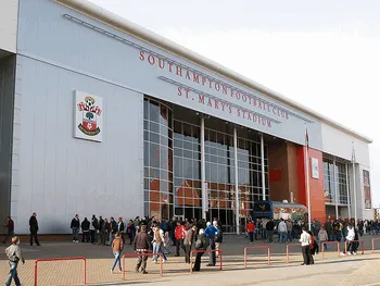 Phân tích toàn cảnh Sân vận động St Mary's, sân nhà hiện đại của CLB Southampton FC, với thiết kế mái che đặc trưng và sức chứa ấn tượng. Ảnh mô tả cấu trúc tổng thể và không gian rộng lớn của &quot;Thánh địa&quot; The Saints.