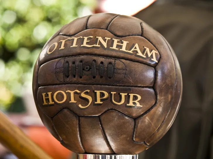 Quả bóng đá kiểu cổ điển với logo Tottenham Hotspur