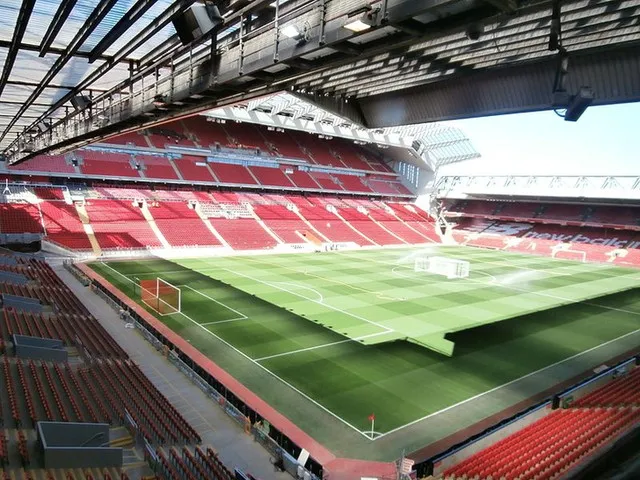 Quang cảnh bên trong sân Anfield nhìn từ phòng điều khiển