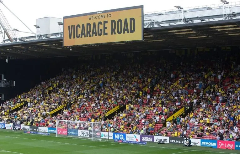 Quang cảnh sân Vicarage Road sôi động trong ngày có trận đấu