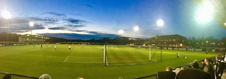 Sân Blackwell Meadows tràn ngập khán giả trong một trận đấu, dưới ánh đèn pha.