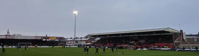 Sân Bootham Crescent rực sáng trong một trận đấu tối.